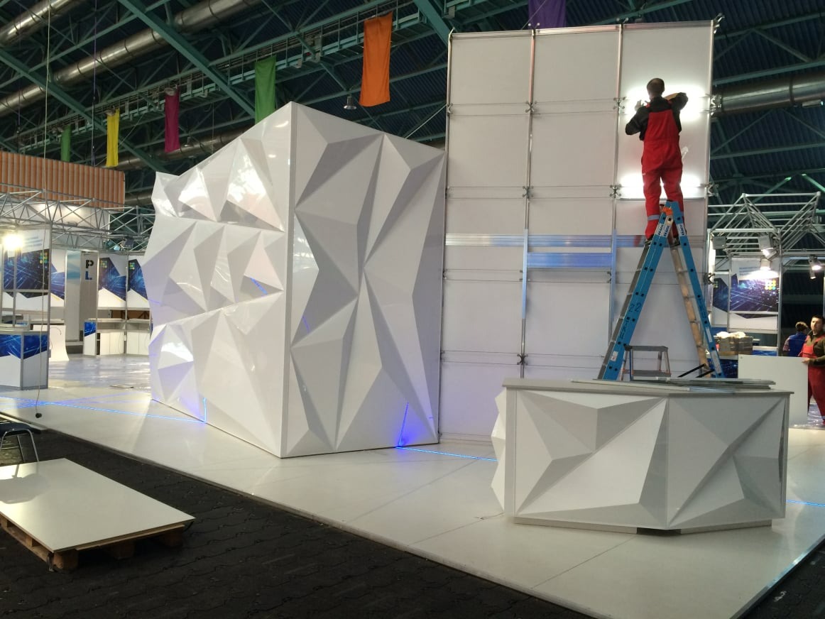 Натяжной потолок на стенд