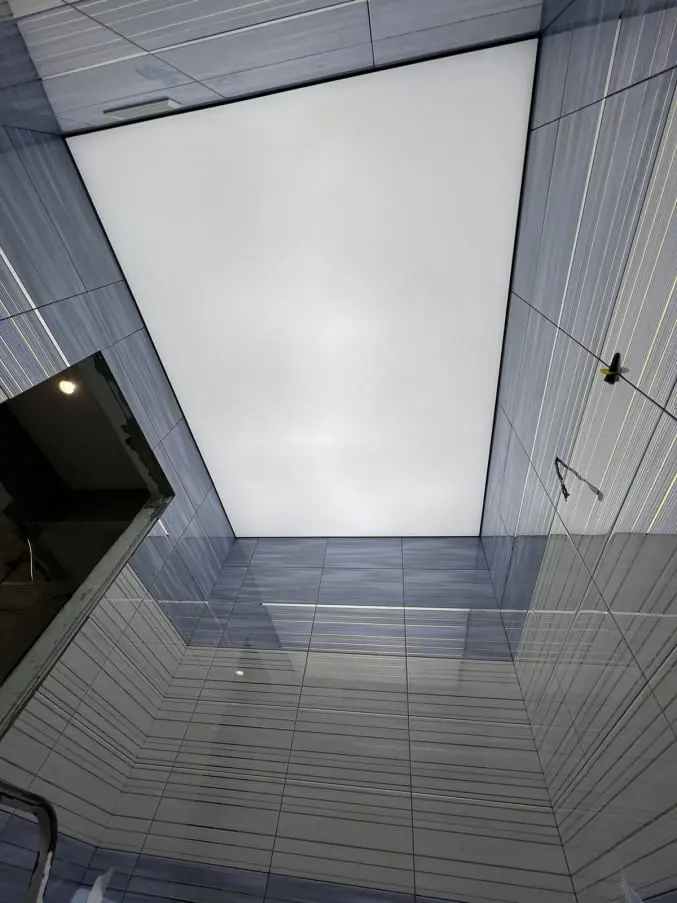 Полный засвет натяжного потолка