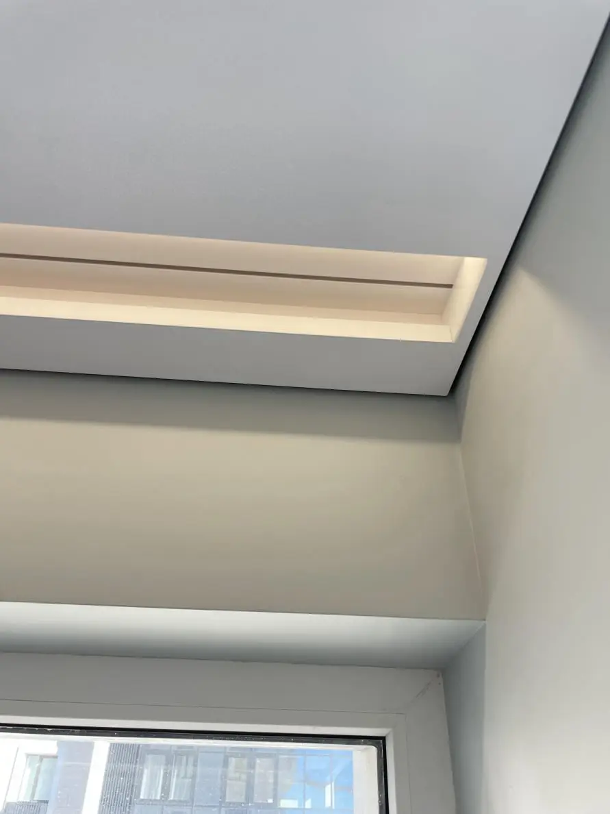 Пример встроенного карниза в натяжной потолок