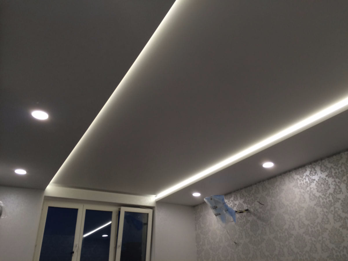 Двухуровневый потолок с подсветкой по периметру