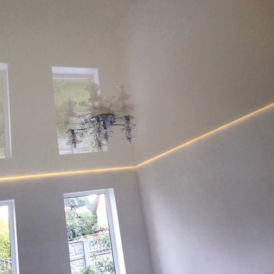 Глянцевый натяжной потолок 