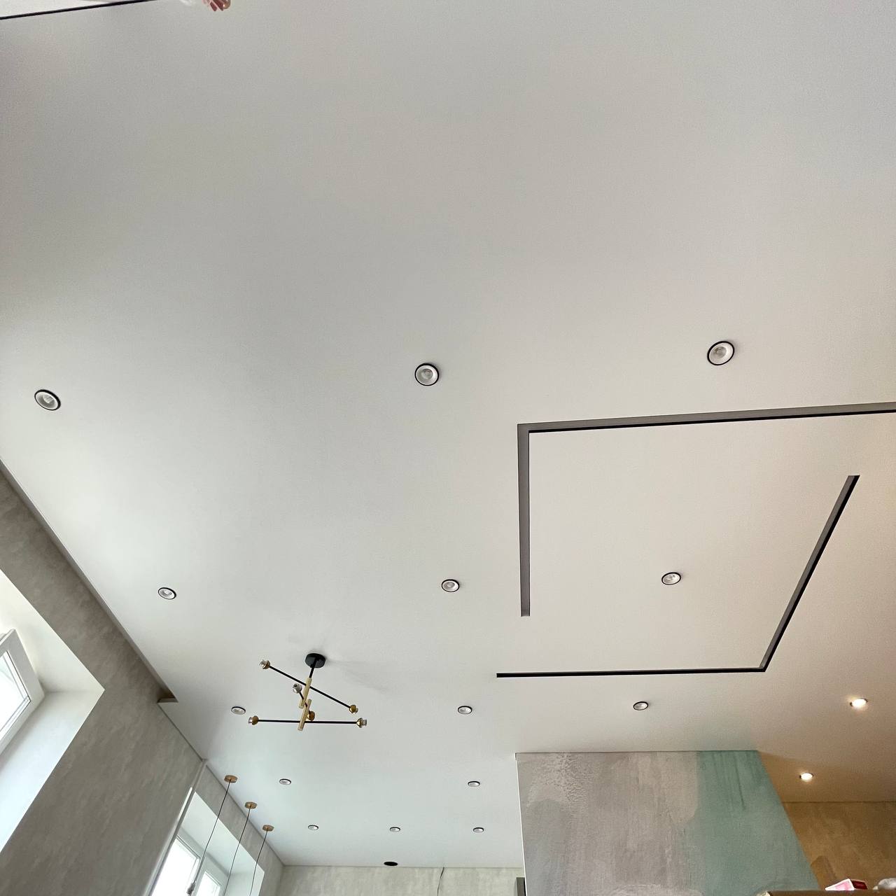 Матовый натяжной потолок в гостиной